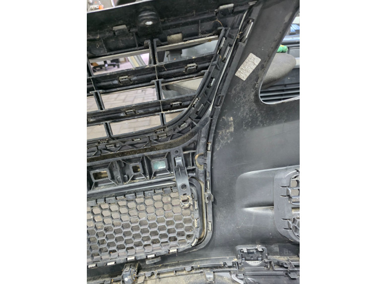 Решетка радиатора к Volkswagen Touareg, 2008г.