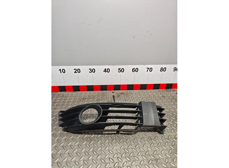 Заглушка (решетка) в бампер передний к Volkswagen Passat, 2002г.