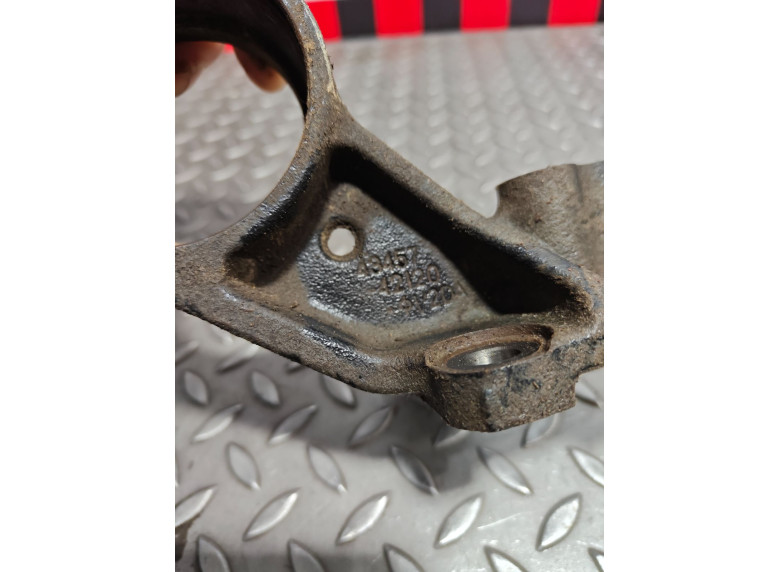 Кронштейн полуоси к Toyota RAV4, 2012г.