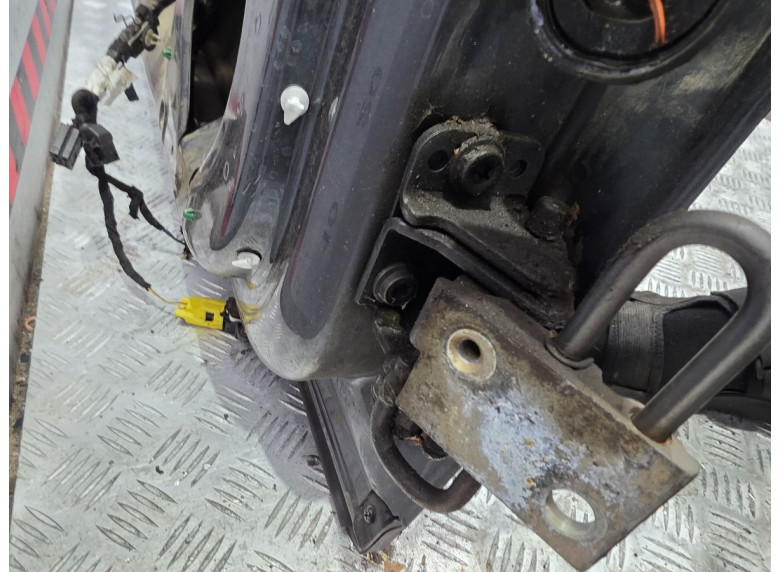 Петля двери передней левой к Audi A4, 2007г.