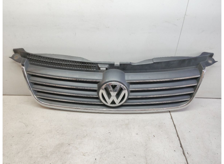 Решетка радиатора к Volkswagen Passat, 2003г.