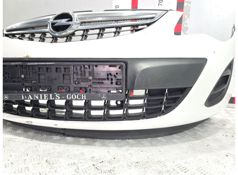 Заглушка (решетка) в бампер передний к Opel Corsa, 2013г.
