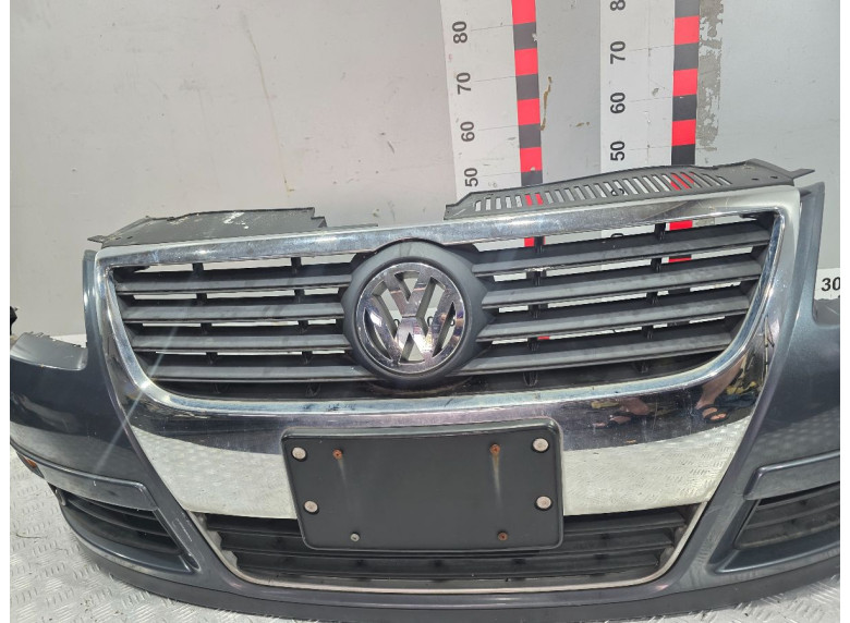 Решетка радиатора к Volkswagen Passat, 2006г.