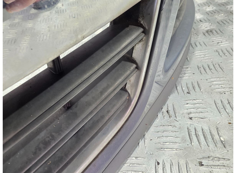 Заглушка (решетка) в бампер передний к Volkswagen Passat, 2006г.