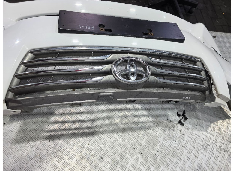 Решетка радиатора к Toyota RAV4, 2012г.