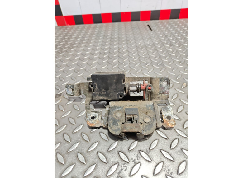 Замок багажника к BMW 3 E46, 2000г.