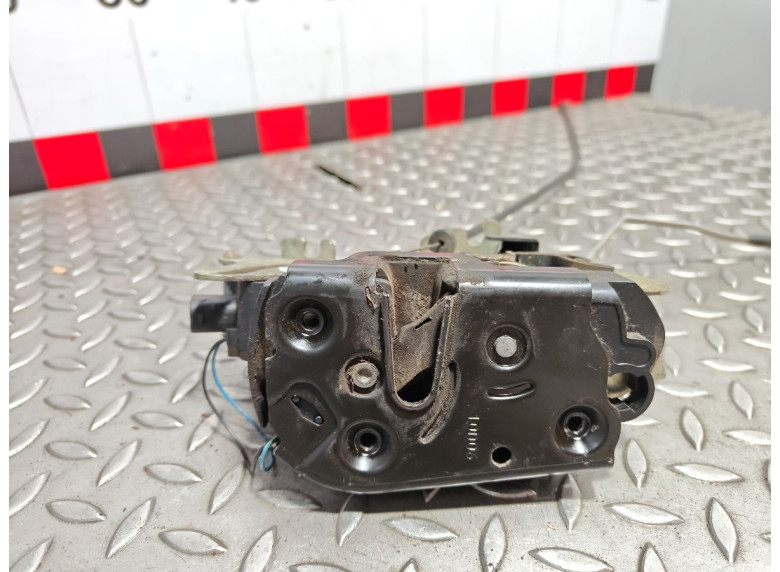 Замок двери передней правой к Mercedes Vito W639, 2004г.