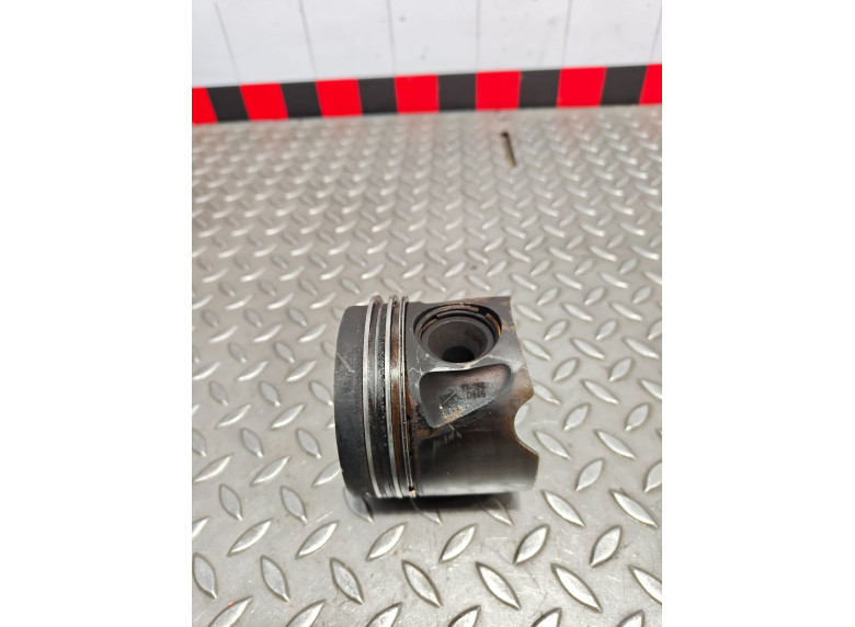 Поршень к Mercedes ML W166, 2011г.