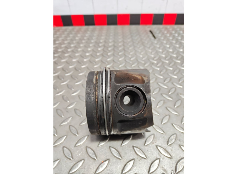 Поршень к Mercedes ML W166, 2011г.