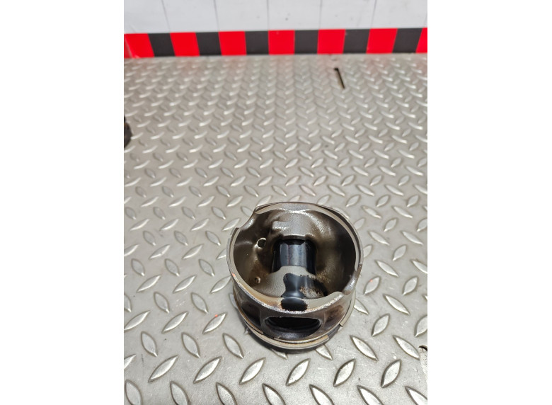 Поршень к Mercedes ML W166, 2011г.