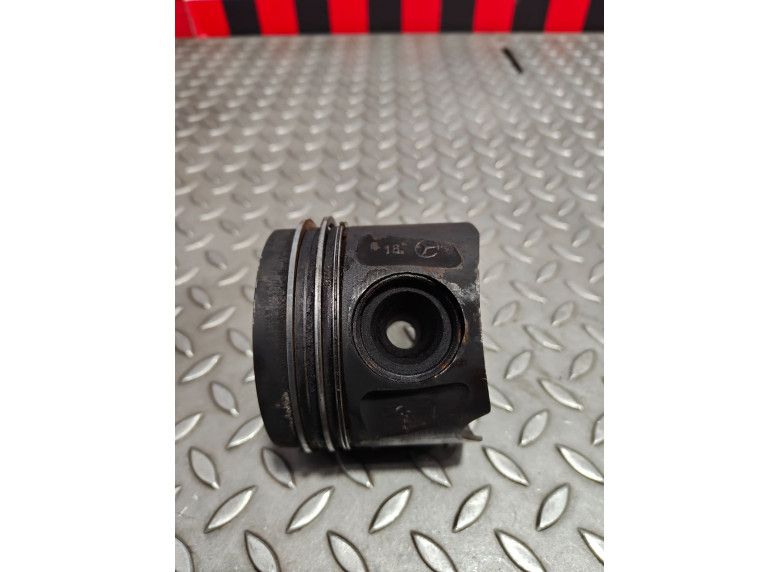 Поршень к Mercedes ML W166, 2011г.
