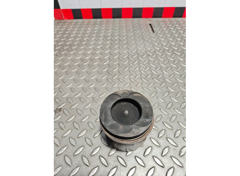 Поршень к Mercedes ML W166, 2011г.