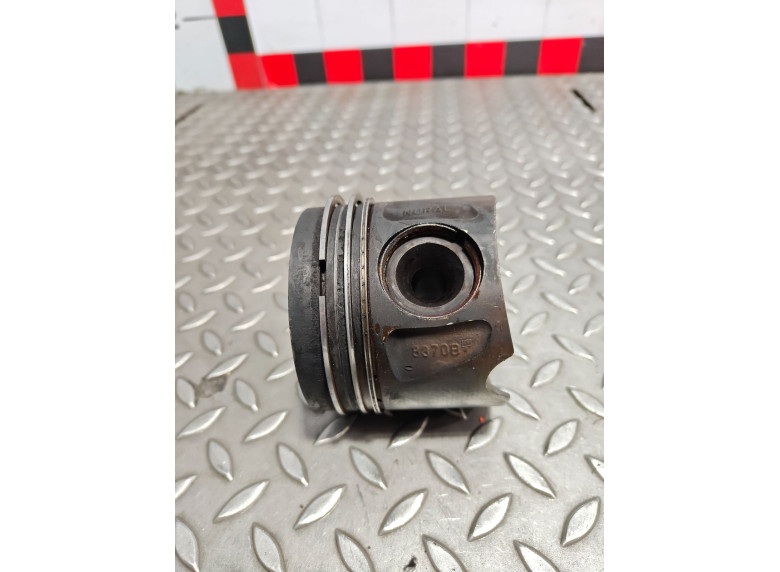 Поршень к Mercedes ML W166, 2011г.