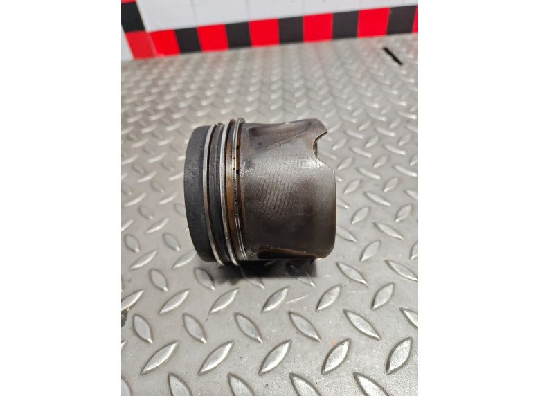 Поршень к Mercedes ML W166, 2011г.