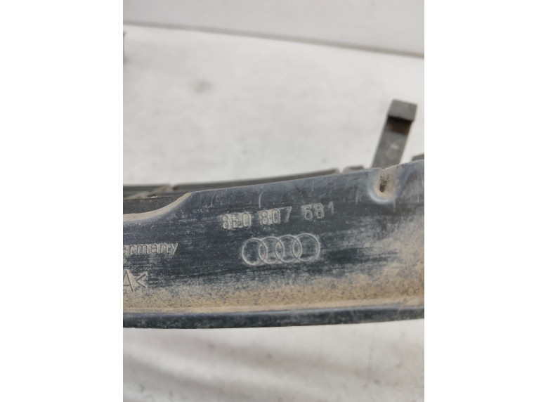 Заглушка (решетка) в бампер передний к Audi A4, 2004г.