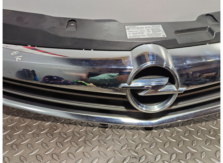 Решетка радиатора к Opel Astra, 2008г.