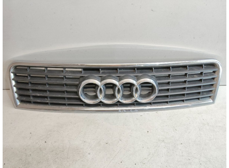 Решетка радиатора к Audi A4, 2004г.