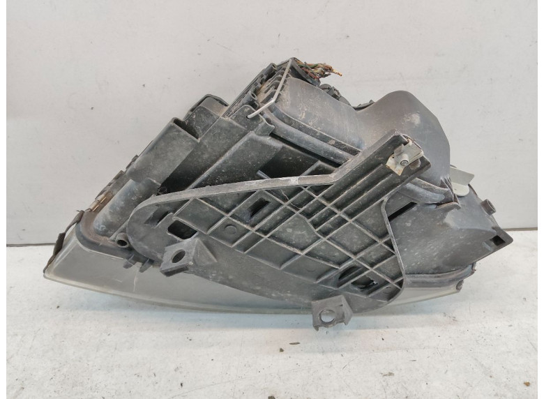 Фара правая к Audi A4, 2003г.