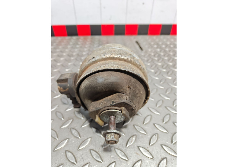 Подушка крепления двигателя к Audi A4, 2005г.