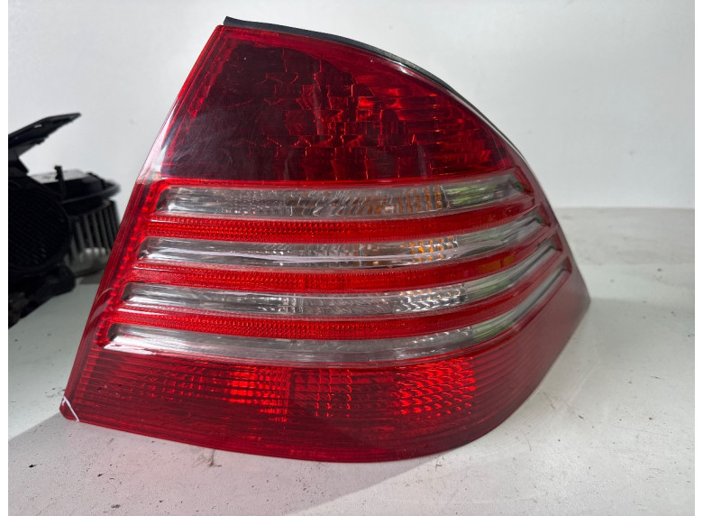 Фонарь задний правый к Mercedes S W220, 2003г.