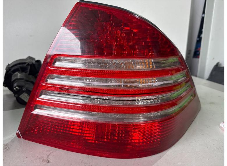 Фонарь задний правый к Mercedes S W220, 2003г.