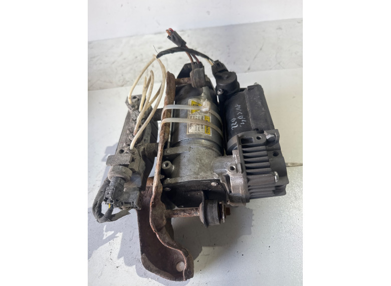 Компрессор пневмоподвески к Mercedes S W220, 2001г.