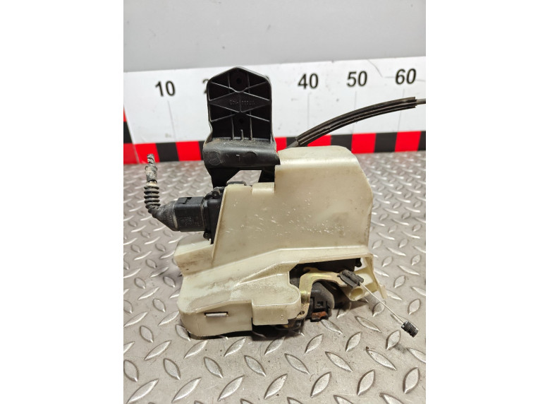 Замок двери передней левой к Volkswagen Passat, 2002г.