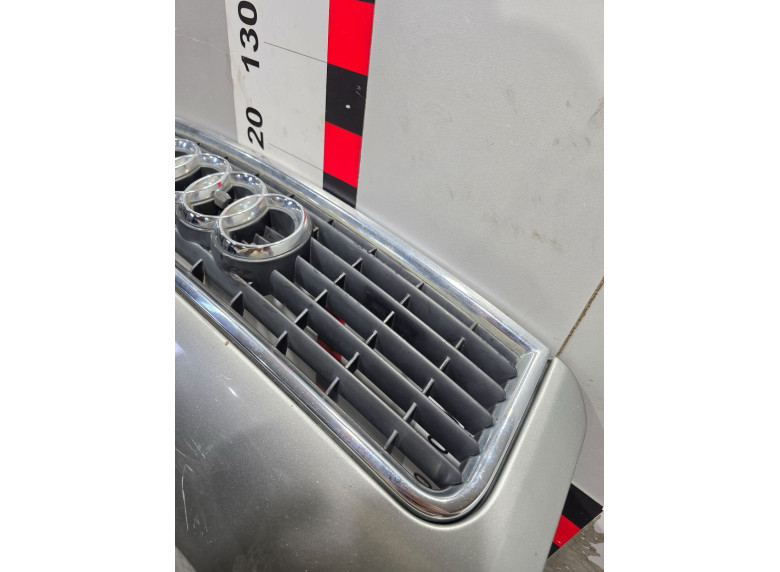 Решетка радиатора к Audi A4, 2003г.