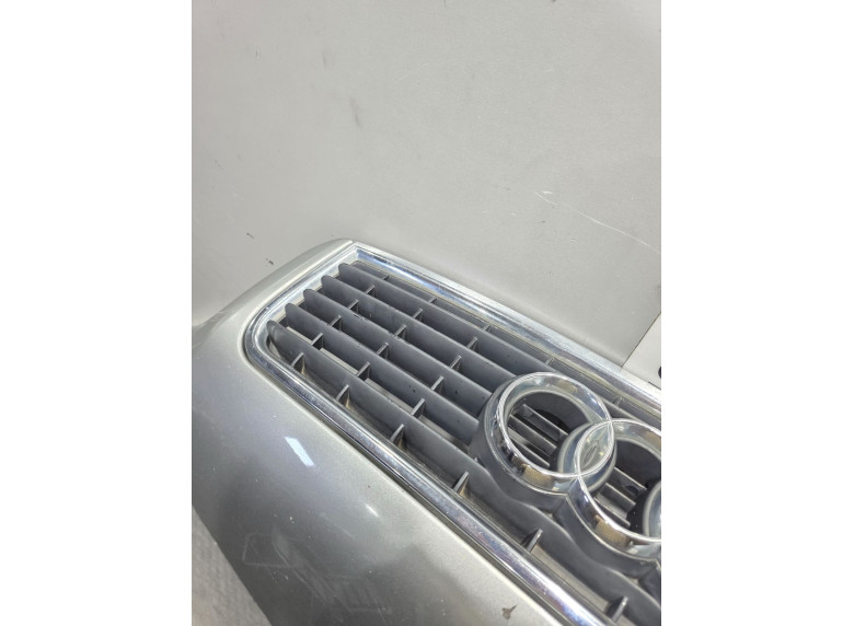 Решетка радиатора к Audi A4, 2003г.