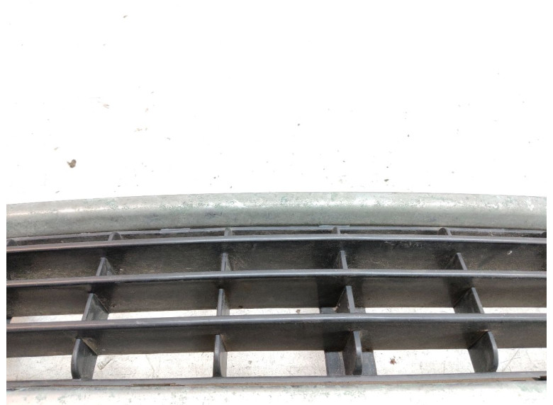 Заглушка (решетка) в бампер передний к Audi A4, 2002г.
