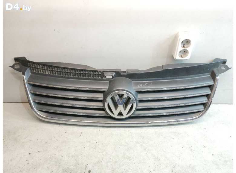 Решетка радиатора к Volkswagen Passat 2004 г.