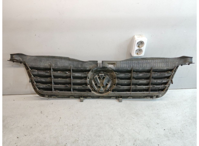 Решетка радиатора к Volkswagen Passat, 2004г.
