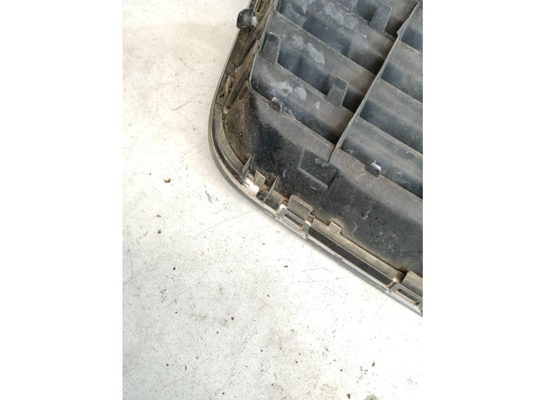 Решетка радиатора к Volkswagen Passat, 2004г.