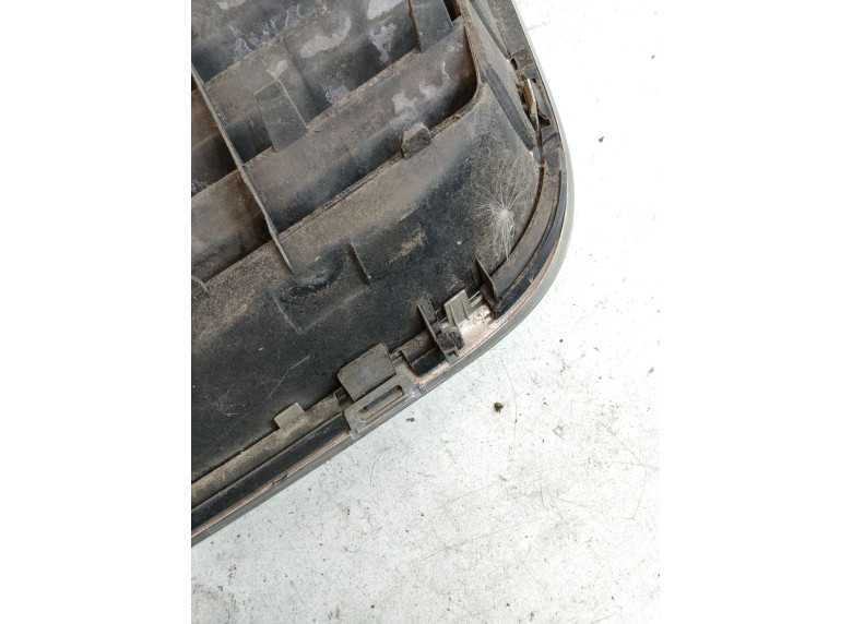 Решетка радиатора к Volkswagen Passat, 2004г.