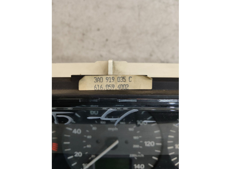 Щиток приборов (приборная панель) к Volkswagen Passat, 1993г.