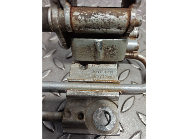 Петля двери передней левой к Volkswagen Passat, 2012г.