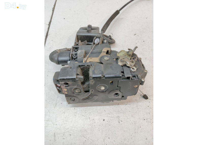 Замок двери передней правой к Volkswagen Passat 2001 г.