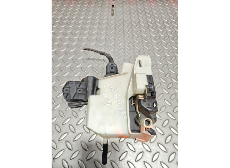 Замок двери передней правой к Volkswagen Passat, 2001г.