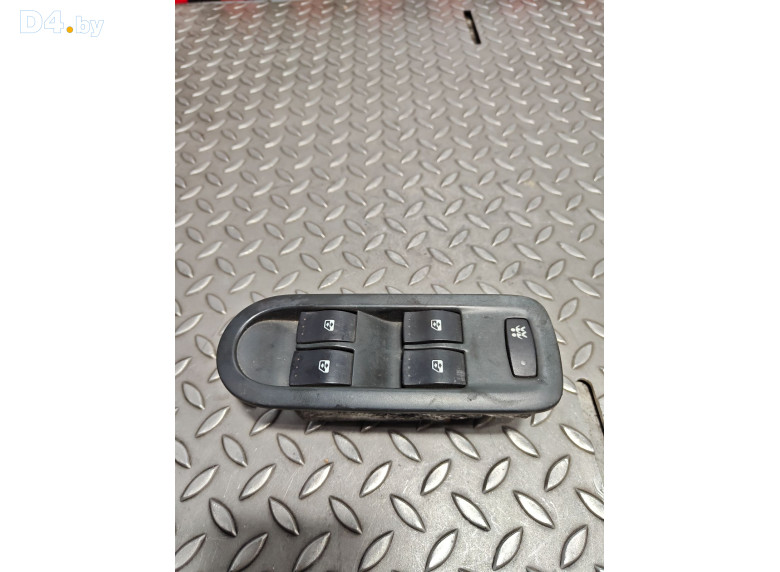 Блок управления стеклоподъемниками к Renault Scenic 2005 г.