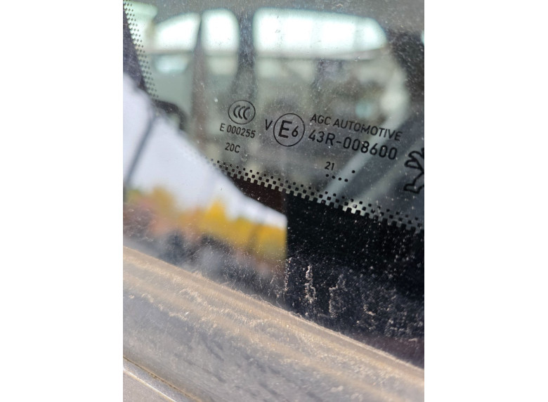 Стекло кузовное боковое левое к Peugeot 3008, 2021г.