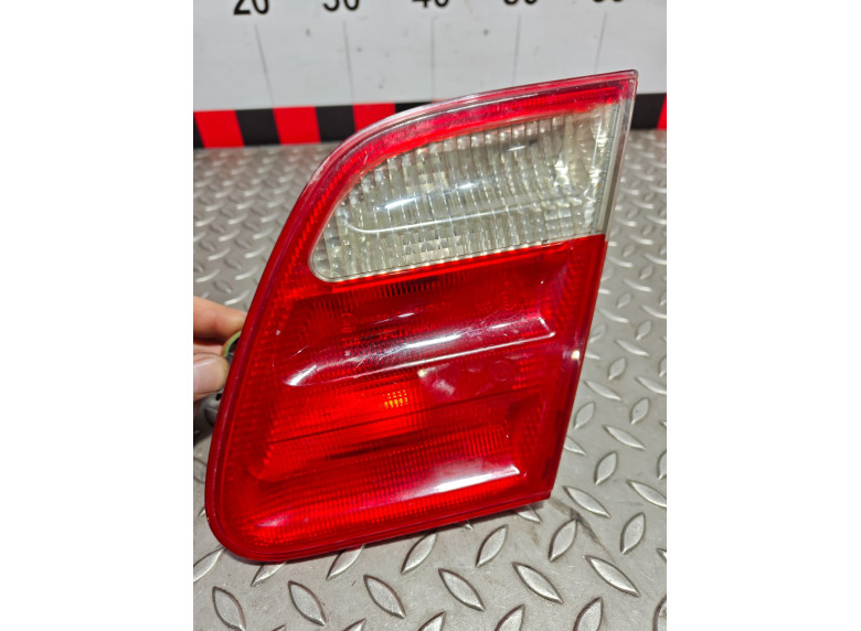 Фонарь крышки багажника правый к Mercedes E W210, 2001г.