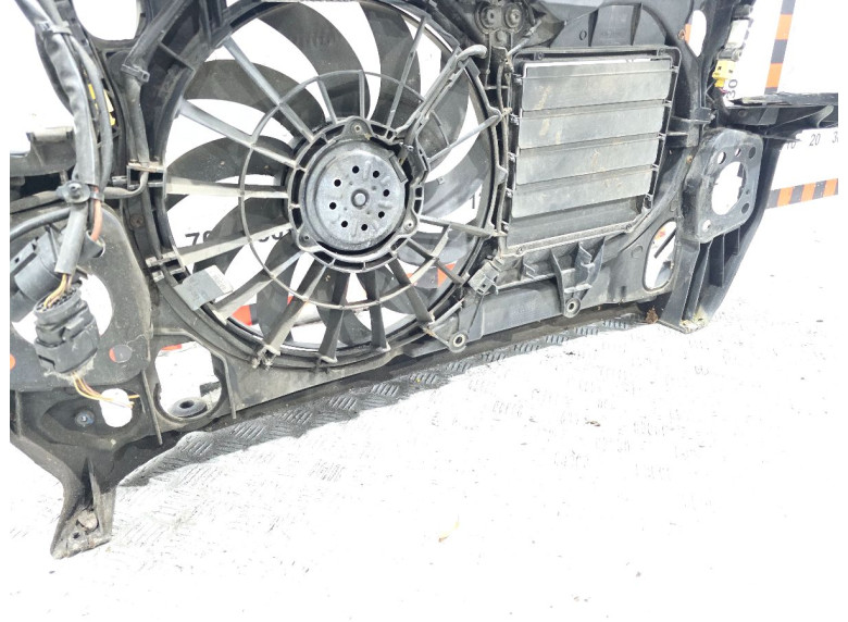 Передняя панель крепления облицовки (телевизор) к Audi A4, 2002г.