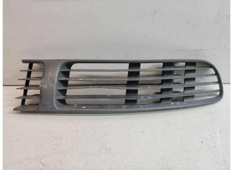 Заглушка (решетка) в бампер передний к Volkswagen Passat, 1998г.