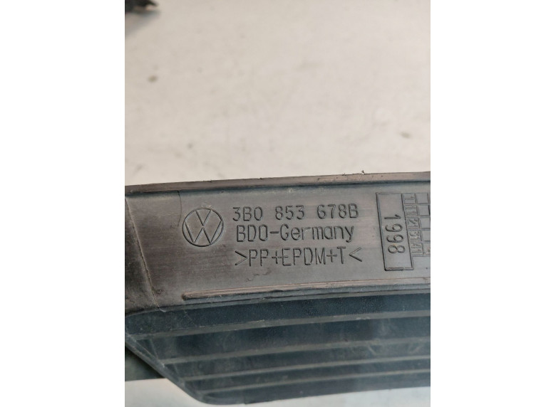 Заглушка (решетка) в бампер передний к Volkswagen Passat, 1998г.