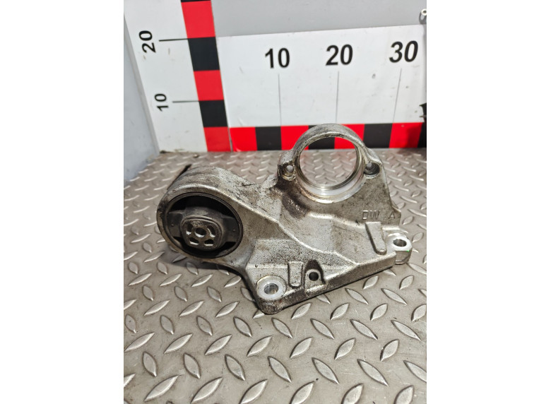 Кронштейн полуоси к Peugeot 406, 2002г.