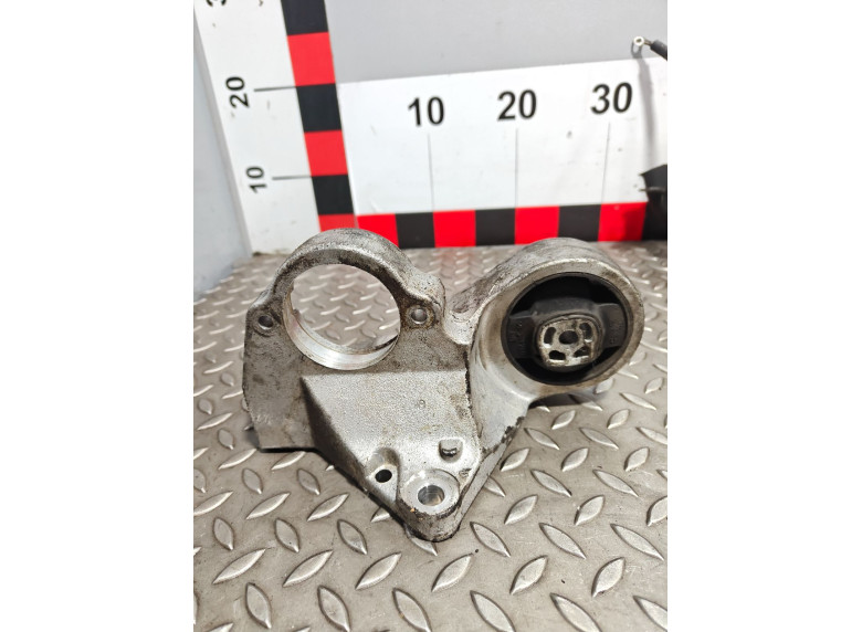 Кронштейн полуоси к Peugeot 406, 2002г.