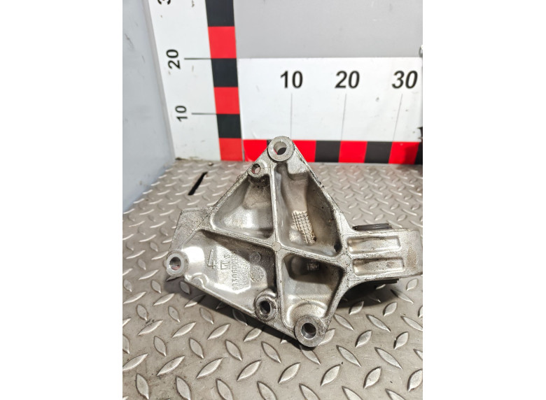 Кронштейн полуоси к Peugeot 406, 2002г.
