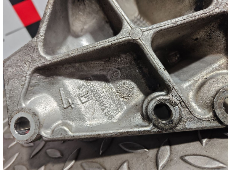 Кронштейн полуоси к Peugeot 406, 2002г.