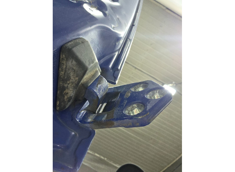 Петля двери задней правой к Volkswagen Caddy, 2004г.