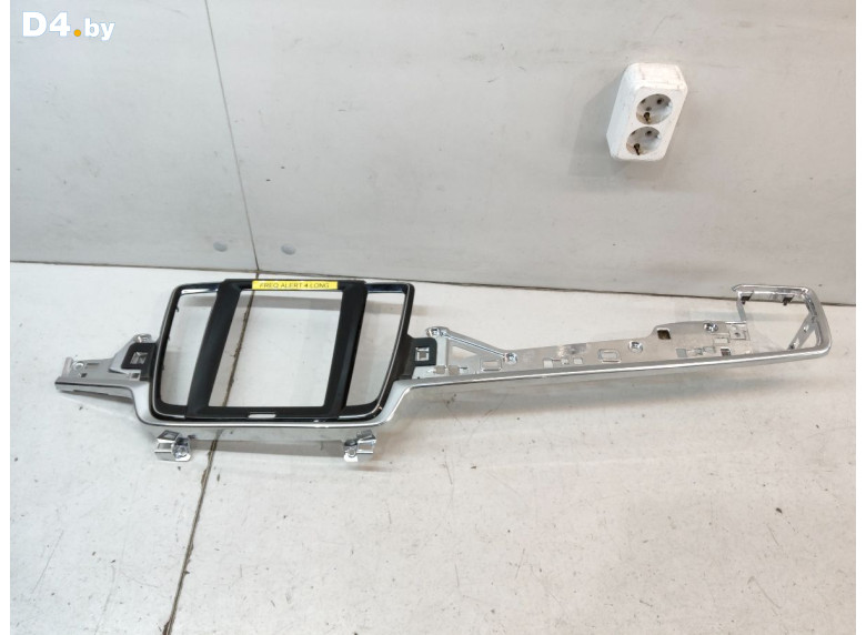 Накладка декоративная на торпедо к Volvo V90 2020 г.